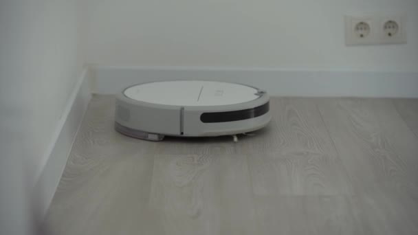 Aspirador robótico em piso de madeira laminado tecnologia de limpeza inteligente — Vídeo de Stock