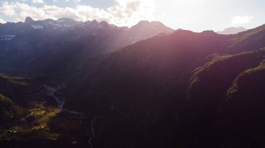 Arnavutluk Alpleri 'ndeki Ulusal Park' taki Dağ manzarası.