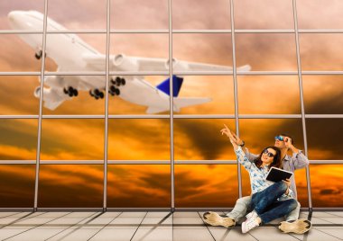 Para yağmuru altında duran ve kameraya bakan iş kadını