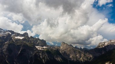 Dağlarda ve bulutlarda bahar sabahı