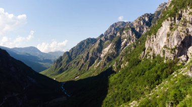 Bulutlardaki dağ manzarası