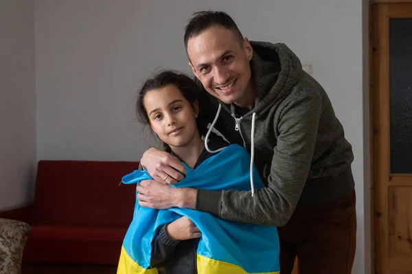 Père avec sa fille tenant le drapeau ukrainien. Paix et prière pour l'Ukraine — Photo