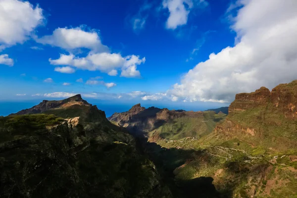 Dağlarda serpantin yol