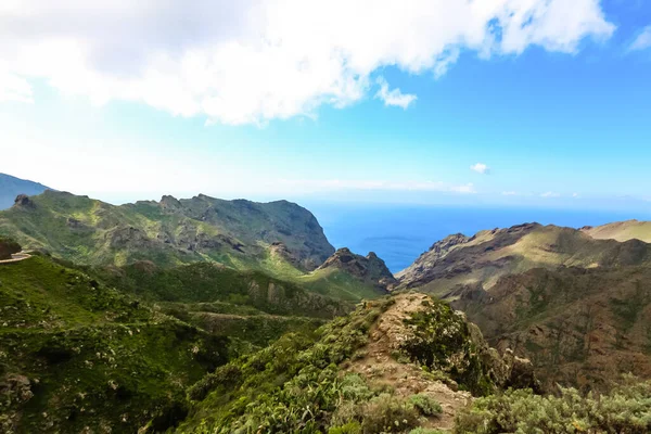 Gün doğarken Dağ Vadisi. Doğal yaz manzarası