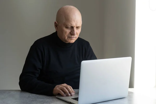Portrait of senior man at home working on laptop — Stock Photo, Image
