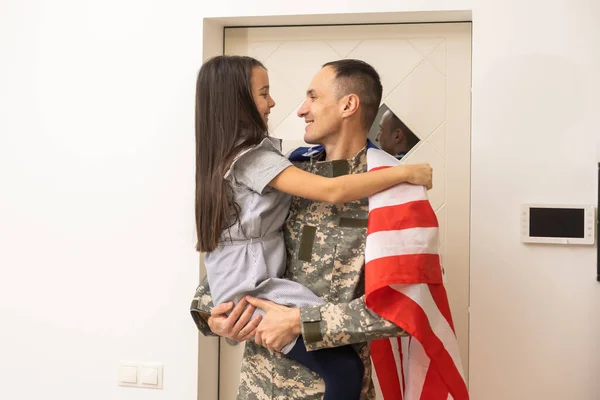 Soldado com bandeira dos EUA e sua filhinha abraçando, espaço para texto — Fotografia de Stock