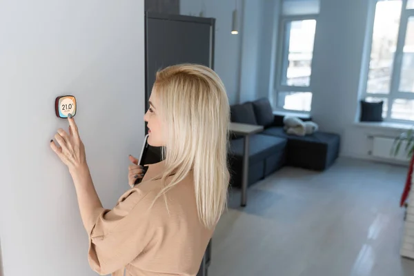 Έξυπνη οθόνη με έξυπνο σπίτι εφαρμογές στον τοίχο στο μοντέρνο σαλόνι — Φωτογραφία Αρχείου