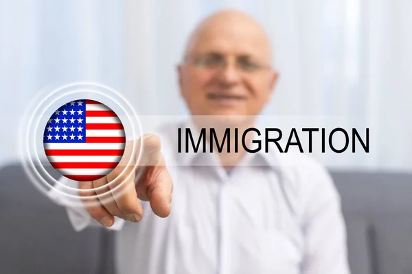 Bandiera degli Stati Uniti e immigrazione iscrizione, pulsante virtuale — Foto Stock