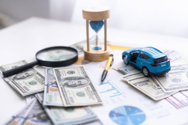 Taksitlendirme ödemeleri konsepti kredi kartı sistemleri veya internet üzerinden araba kiralama.