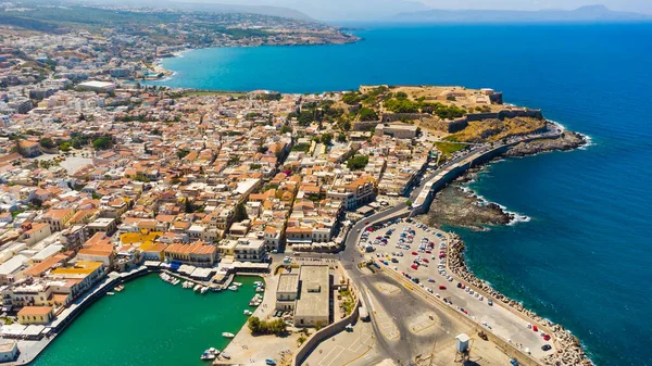 Rethymno starý přístav s bary a restauracemi, Kréta, Řecko — Stock fotografie