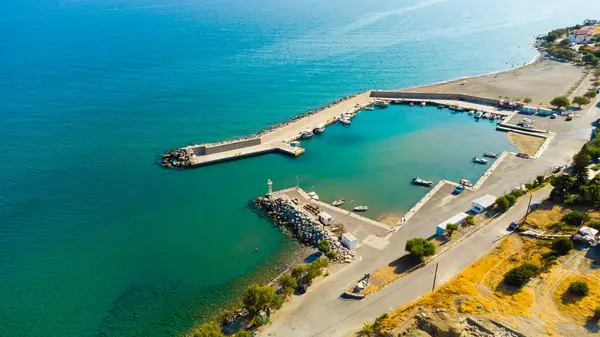 Aerial Nature griechische Landschaft mit Meer oder Ozean Bucht und leerem Sandstrand. Schöne Urlaubs- und Tourismusdestination auf Kreta, Griechenland. — Stockfoto