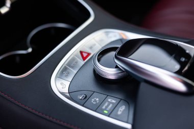 Mercedes Modern Otomobil ve Teknoloji İçin Otomobil Konsepti. siyah araba modern elementler