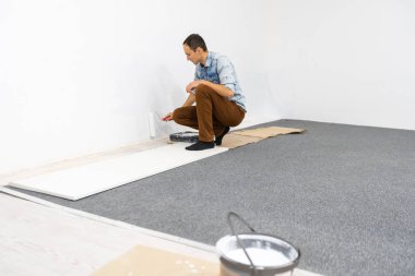 Kopya alanı ile boya silindiri ile bir duvar boyama ressam arkadan görünüm