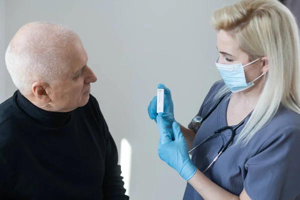 Arzt mit Nasenabstrich-Test Coronavirus COVID-19 bei älteren Männern im Krankenhaus. Medizinische Untersuchung für COVID-19 im Krankenhaus. — Stockfoto