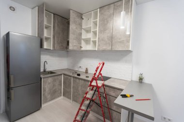 Mobilya ve bakım malzemeleriyle dekore edilmiş mutfak iç mimarisi.