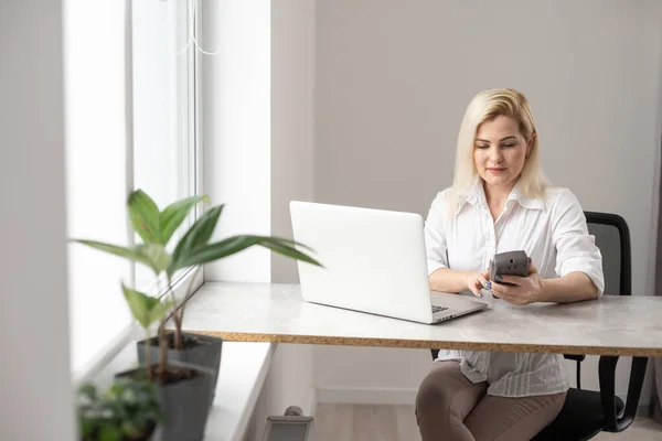 Imagem de jovem feliz alegre bonito bonito mulher de negócios sentar-se dentro de casa no escritório usando computador portátil — Fotografia de Stock