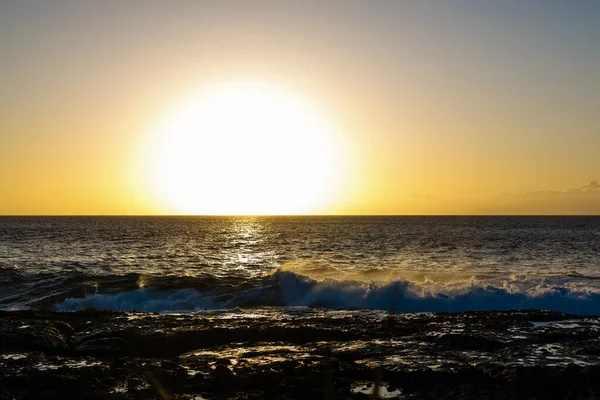 Costa del mar tranquila con piedras en el crepúsculo, fondo natural del mar. — Foto de Stock