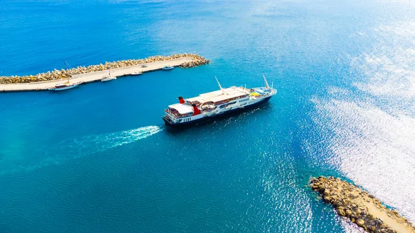 Crucero navegando desde el puerto —  Fotos de Stock