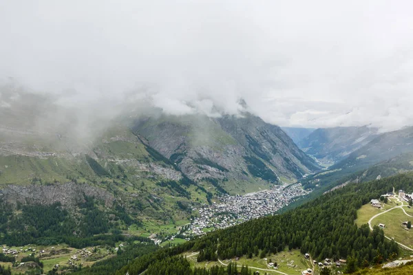 Montagne panoramiche con nuvole, Svizzera — Foto Stock