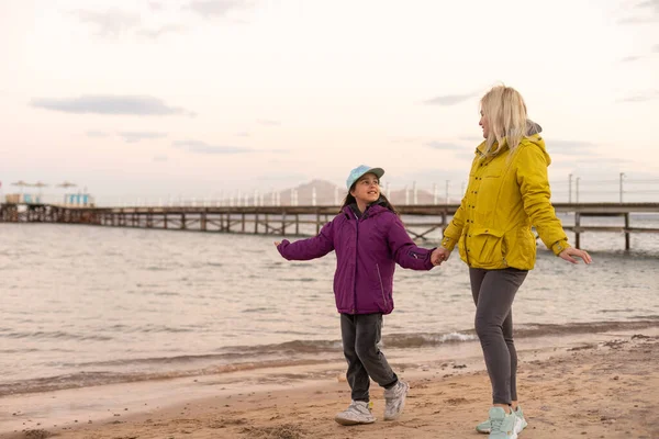 Mor och dotter nära det kalla havet — Stockfoto