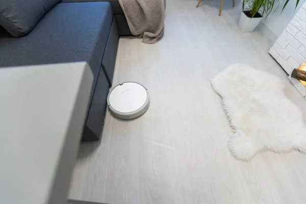 Moderno aspirapolvere robotico sul pavimento in soggiorno. Spazio per testo — Foto Stock