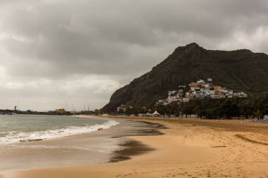 mükemmel kumsal sıcak yaz gününde