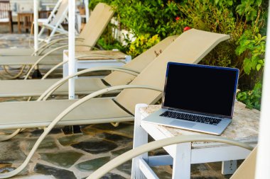 Yüzme havuzunun yanındaki güneş panelinde..