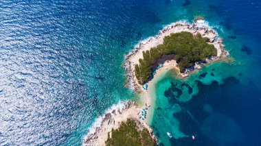 Arnavutluk 'taki güzel kumlu Ksamil plajı.