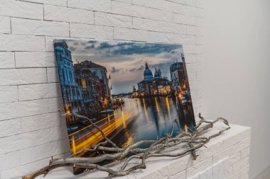 Resimli ve dekoratif şömineli şık bir oda.