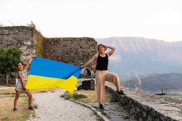 Wandererfamilie auf Ukrainisch mit ukrainischer Flagge im Gebirge. — Stockfoto