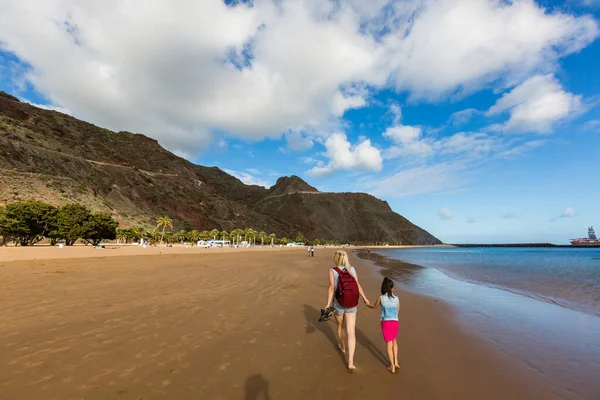 母と娘はビーチ・テネリフェを歩き. — ストック写真