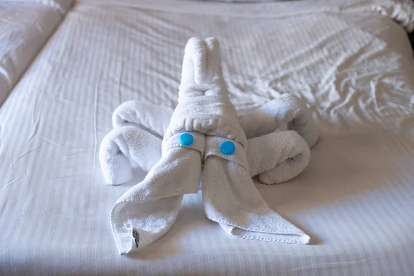 Figura Escorpión hecha de toallas en una cama en una habitación de hotel. —  Fotos de Stock