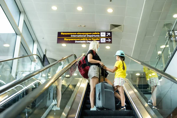 Happy mother and daughter at airport travelling together — Stock Photo, Image