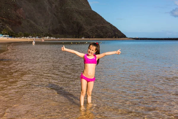 Menina bonito jogando na praia de areia Tenerife, Ilhas Canárias — Fotografia de Stock