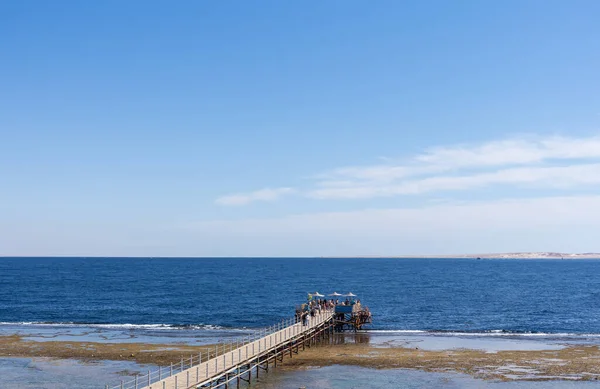 木製の桟橋に黄金の海の夕日. — ストック写真