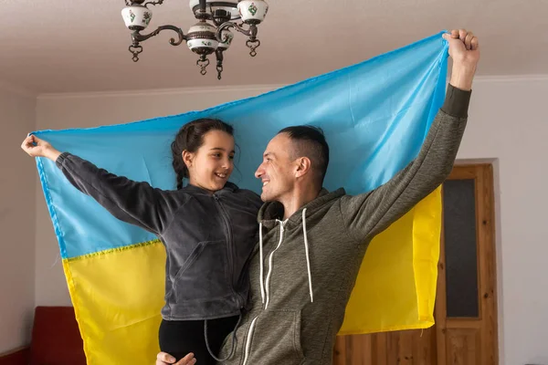 Ojciec z córką trzymający ukraińską flagę. Pokój i modlitwa za Ukrainę — Zdjęcie stockowe