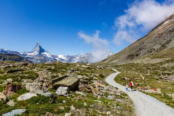 スイスアルプスのマッターホルン近くの観光コースの素晴らしい景色. — ストック写真