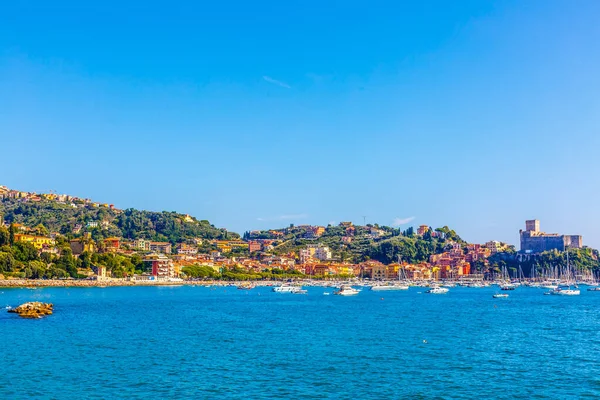 Eine typisch italienische Meereslandschaft mit Hügeln und zerklüfteter Küste — Stockfoto
