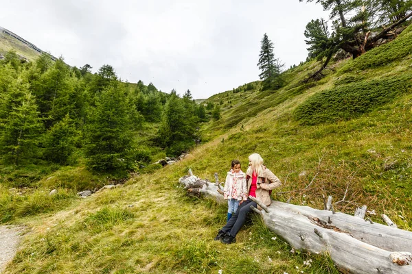Anne ve çocuklara dağların eteklerinde yürüyüşe çıkmalarına.