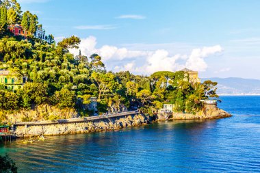Ligurya ve Akdeniz limanında denize demirlemiş balıkçı tekneleri Ulusal Park Cinque Terre Sahili kıyısındaki Riviera di Levante kıyısında mavi gökyüzü, Riomaggiore köyü, Liguria, İtalya.