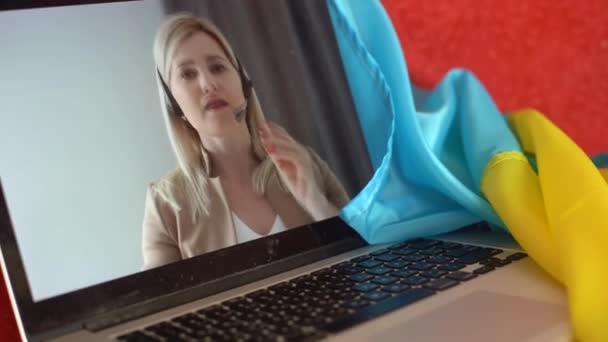 Laptop met videoconferentie en presentatie in de buurt van de vlag van ukraine. — Stockvideo