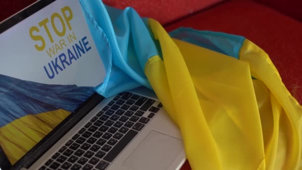 Savaşı ve vatanseverliği durdurun. laptop, Ukrayna bayrağı — Stok video