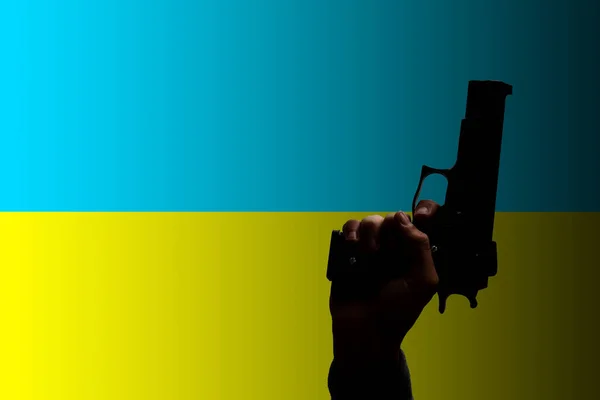 La bandera de la mano de los pueblos ucranianos sosteniendo la pistola, ilustración — Foto de Stock