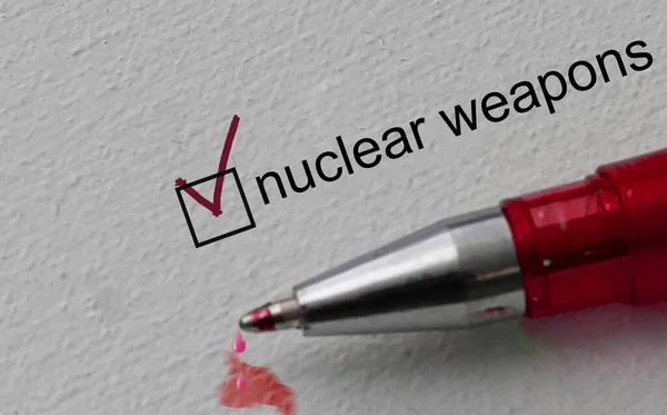 Häkchen beim Wort Atomwaffen und roter Stift. Nahaufnahme, Konzept — Stockfoto