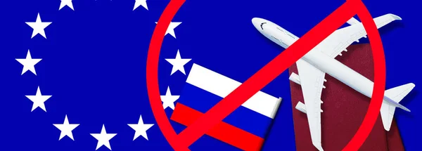Russische vlag, speelgoedvliegtuig en prikkeldraad op blauwe achtergrond, verbod op vliegtuigen die uit Rusland vertrekken. — Stockfoto