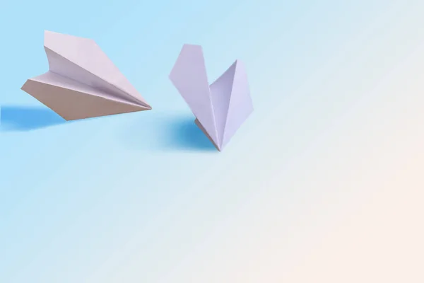 Two paper planes on a white background — Stock Photo, Image