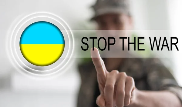 Чоловік натискає віртуальну кнопку з піктограмою прапора. зупинити віртуальну кнопку війни — стокове фото