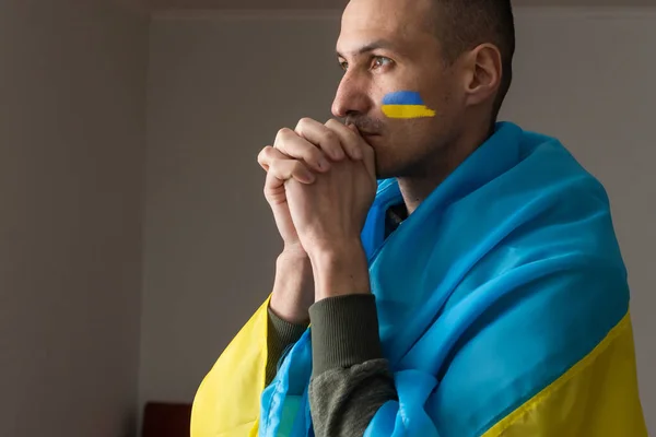 Jovem triste com símbolo da bandeira ucraniana no rosto chorando, pare o conceito de guerra, ore pela Ucrânia — Fotografia de Stock