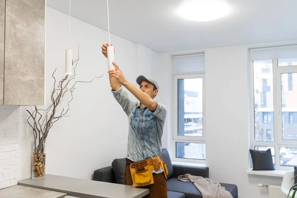 Reparateur vaststelling plafondlamp in cafe keuken — Stockfoto