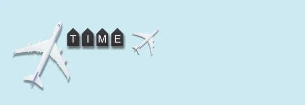 Bílé letadlo na modrém pozadí, výhled shora, kreativní koncept letecké dopravy, cestovní ruch, cestování. Kopírovat prostor pro text — Stock fotografie